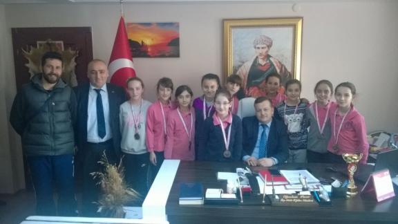 Amasra FSM Ortaokulu Kız Voleybol Takımı İlçe Milli Eğitim Müdürü Oğuzhan ACAR´ı Ziyaret Etti.